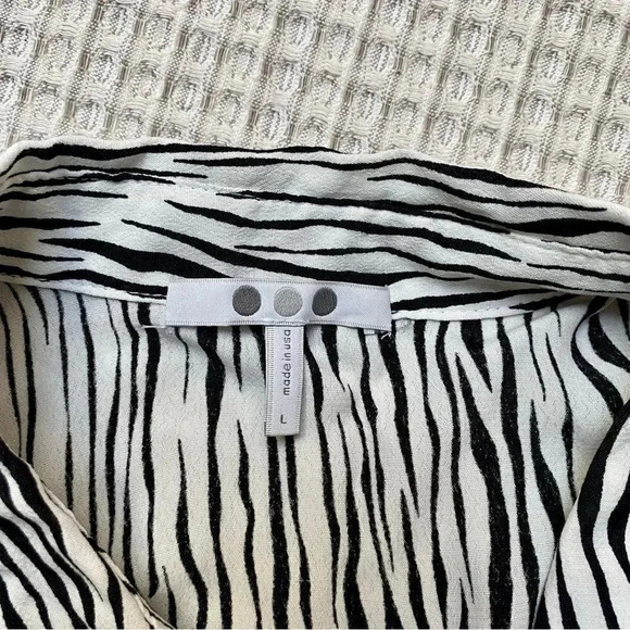 Three Dots Zebra Print Tie Front Blouse Large Black White Button Down - Picture 14 of 15
